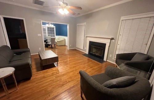 Cary House | Grand 3Bedroom Retreat in Cary