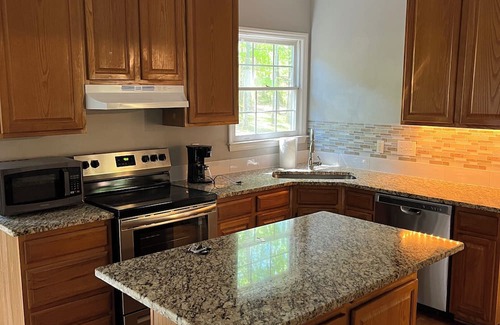 Cary House | Grand 3Bedroom Retreat in Cary
