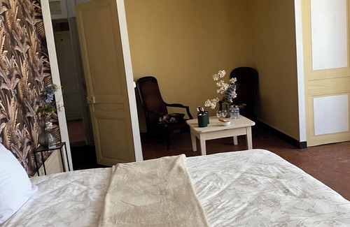 Saint-Cyr-en-Pail Other | Chateau for animal groups welcome