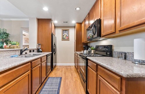 Reno Apartment | Stylish 3BR Apt with Pool, Gym & Basketball Court