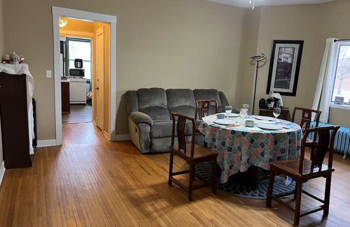 Ottawa House | 3-bedroom house in fabulous Ottawa with WiFi, AC. WASHER/FDRYER， Enjoy your stay
