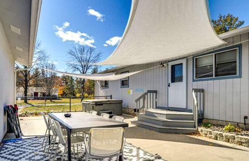 New Lisbon Cabin | Charming 3-bedroom cabin with AC, WiFi on canal to Castle Rock Lake