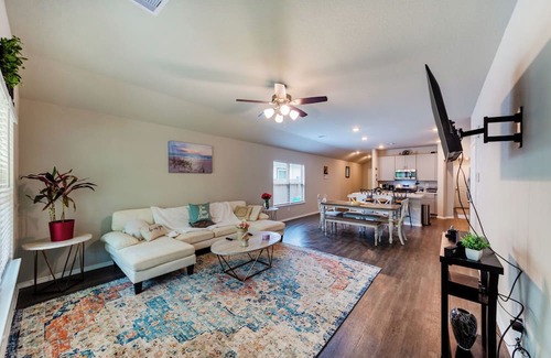 Conroe House | 3-bedroom house in marvelous Conroe with AC, fitness room, WiFi