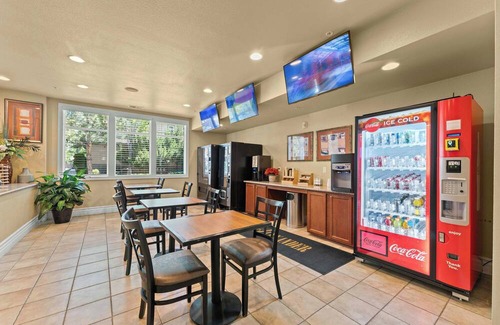 Reno/Tahoe Airport Apartment | New Upscale 1BR Stay with Mini Golf, Sauna & Heated Pool