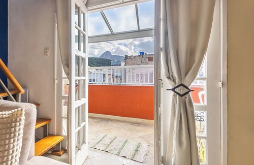Copacabana Apartment | Penthouse Retreat with Jacuzzi & BBQ | Heart of Copacabana!