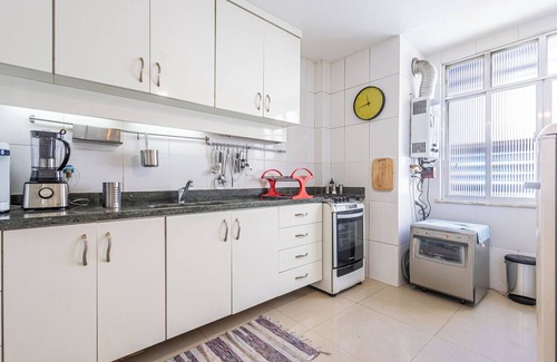 Copacabana Apartment | Penthouse Retreat with Jacuzzi & BBQ | Heart of Copacabana!