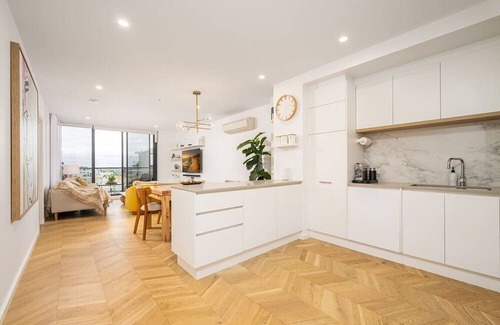 Preston Apartment | Spacious City Fringe Charm – Pool, Balcony & Park