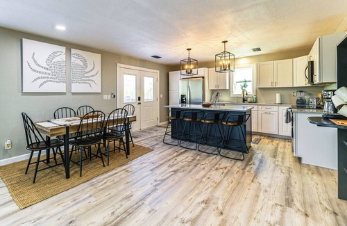 Long Mott Cabin | Bleu Bayou ~ Quiet Waterfront River Retreat w/Private Dock and Ramp