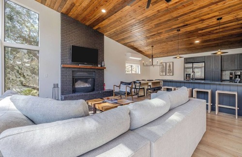 Camp Nelson House | A House in the Mountains - Modern Spacious & Views