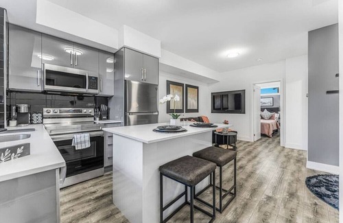 Niagara Falls Apartment | NEW Stylish 1BR wBBQ | Close to Falls | Sleeps 4!
