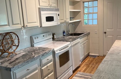 Atlantic Beach Apartment | Charming first floor apartment easy walk to beach, resturants.