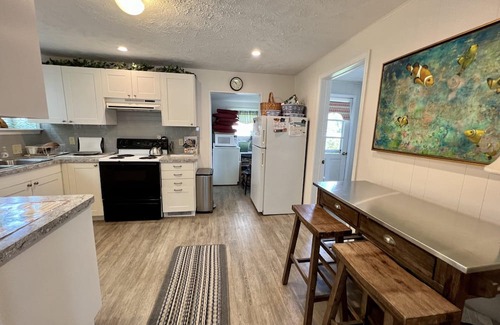 Lakeside Cottage | Beautiful Cottage Near the Lakefront Path and Downtown
