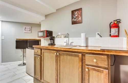 Elizabeth Apartment | Cozy Apartment 1 Mi to Elizabeth Transit Station!