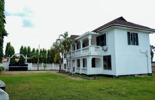 Mbezi Beach Bed & Breakfast | Comfy home Mbezi beach - Nana Room