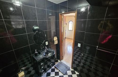 Quitandinha House | Suíte privativativa entrada independente com garagem