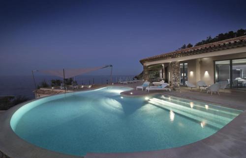 Saint-Tropez Cabin | Water's Edge