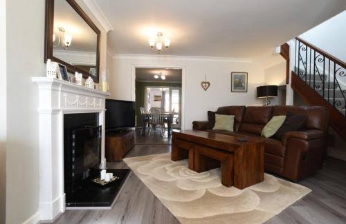 Alverstoke House | Spacious Family Home Sleeps 6