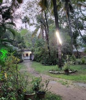 Kuzhuppilly House | Green Finch Lake View Garden Residency