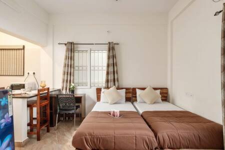Narayanapura Apartment | Lumina Loft 001 by JadeCaps Studio Room Hennur