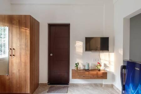 Narayanapura Apartment | Lumina Loft 001 by JadeCaps Studio Room Hennur