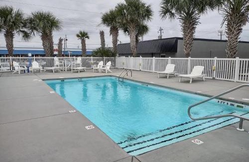 Atlantic Beach Apartment | Island Inn of Atlantic Beach - Queen Suite Unit 202