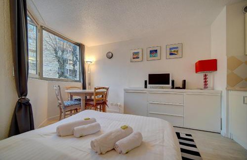 Cannes Old Town Apartment | IMMOGROOM - 2 min from the beaches - AC- Swimming pool