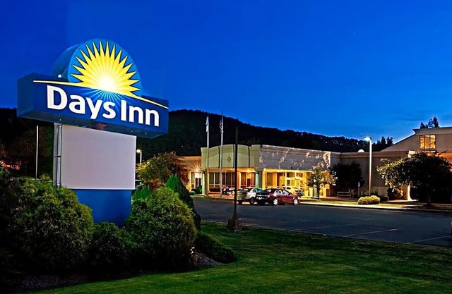 Days Inn by Wyndham Warren