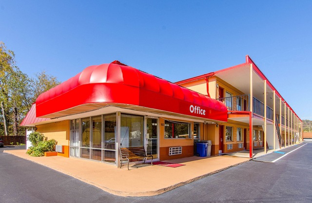 Econo Lodge Near Motor Speedway