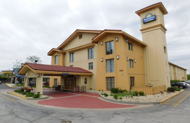 Days Inn & Suites by Wyndham Schaumburg
