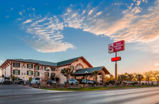 Best Western Plus Swiss Chalet Hotel & Suites