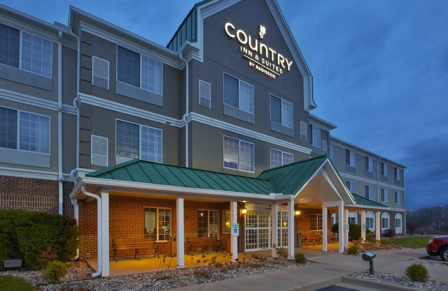 Country Inn & Suites by Radisson, Big Rapids, MI