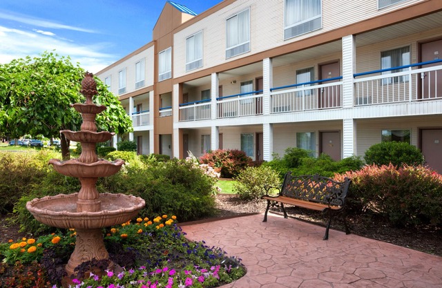 Howard Johnson by Wyndham Romulus Detroit Metro Airport