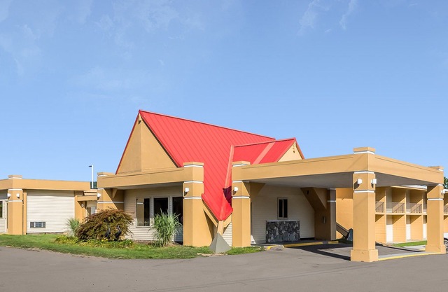 Econo Lodge Inn & Suites Binghamton