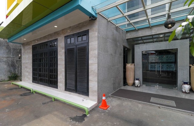 RedDoorz Plus Near Halim Perdanakusuma 2