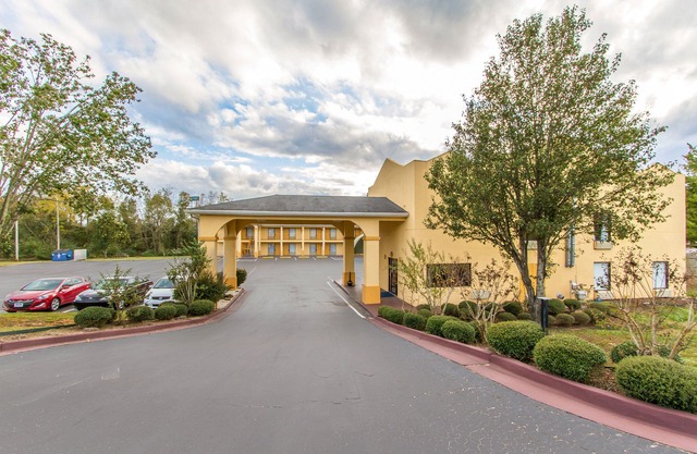 Econo Lodge Inn & Suites