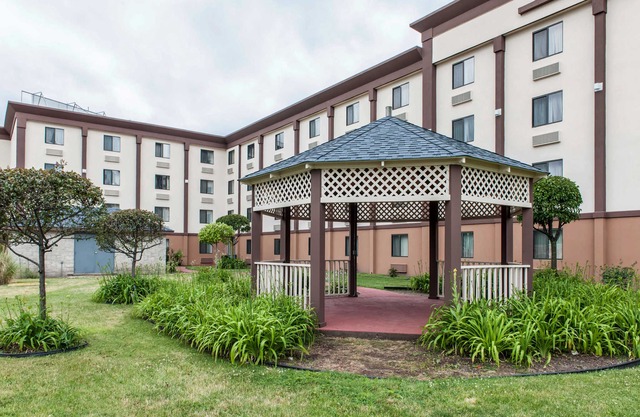 Days Inn and Suites by Wyndham Hammond, IN