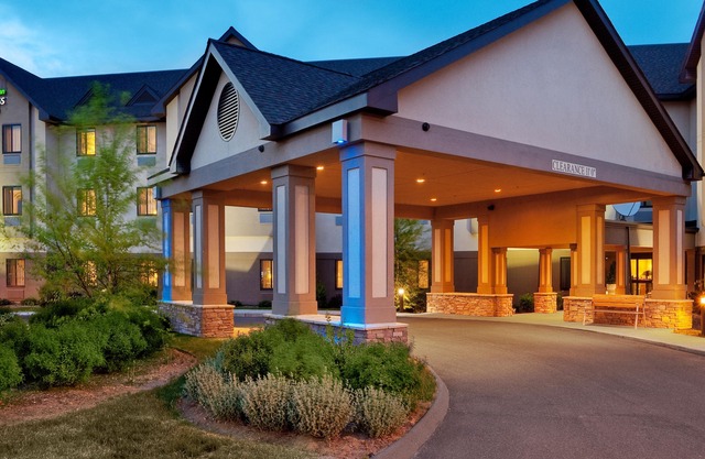 Holiday Inn Express & Suites Bradley Airport, an Ihg Hotel