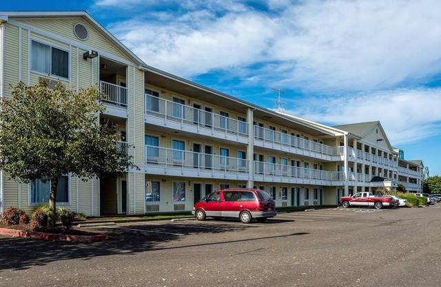 HomeTowne Studios by Red Roof Salem, or