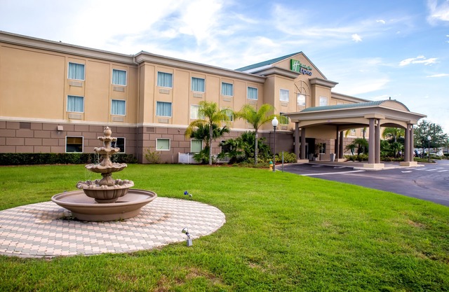 Holiday Inn Express Hotel & Suites Cocoa, an Ihg Hotel