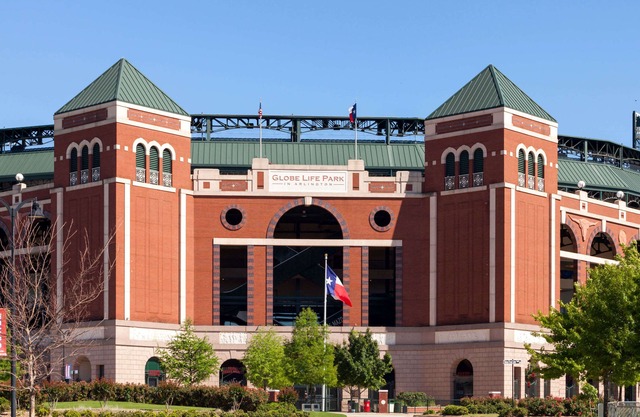 Howard Johnson by Wyndham Arlington Ballpark / Six Flags