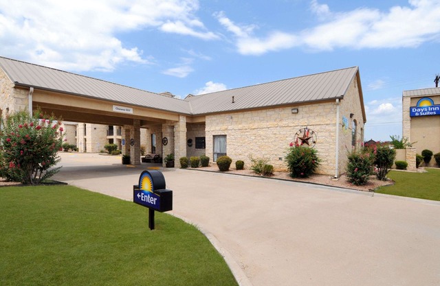 Days Inn & Suites by Wyndham Llano