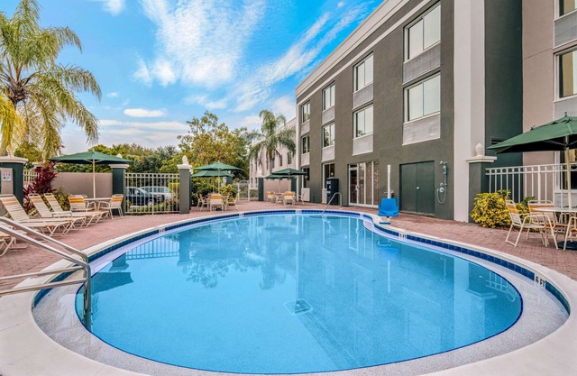 La Quinta by Wyndham Naples Downtown
