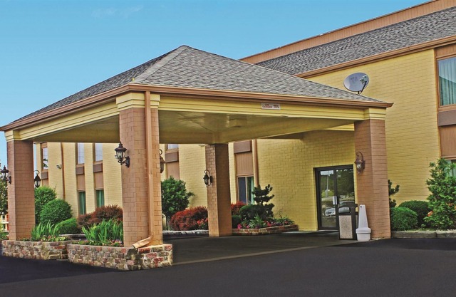 Days Inn & Suites by Wyndham Bloomington/Normal IL