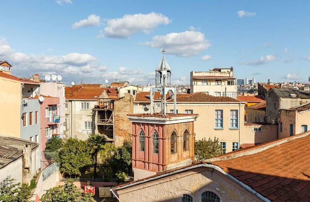 Stylish Flat w Patio Near Red Church in Fatih