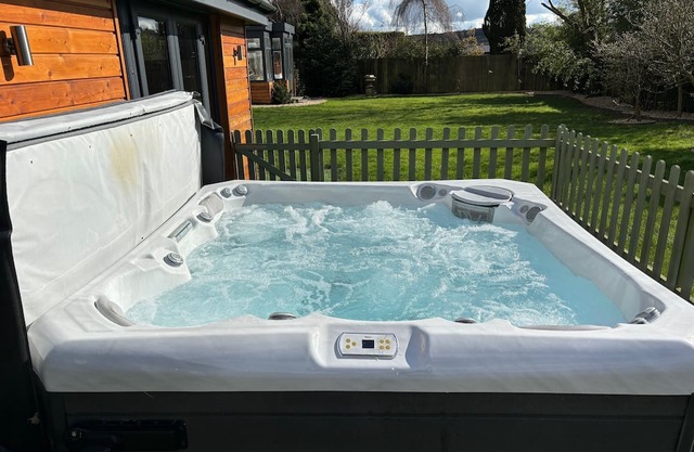 Lovely Somerset retreat with private indoor heated pool, sauna and hot tub
