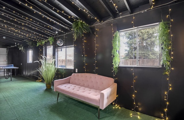 The Flamingo Inn, Denver - Pet Friendly Retro Home