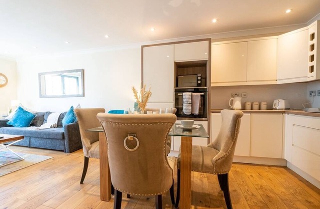 Vibrant Old City 2BR Apartment - Full Kitchen WiFi