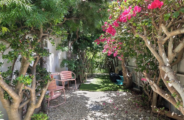 Quaint 1BD/1BA Bungalow