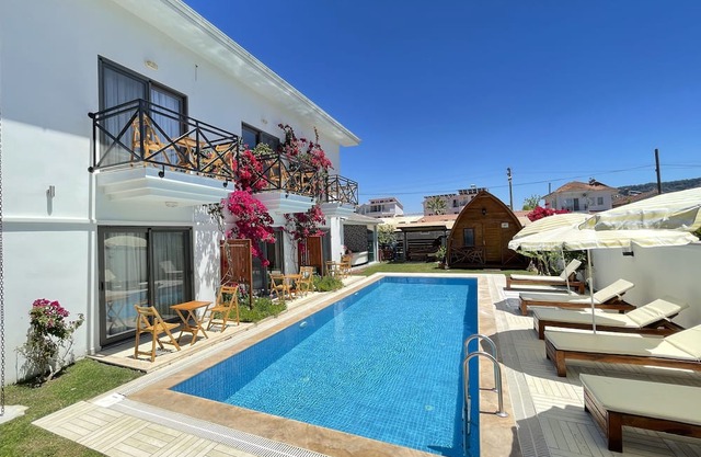 Fabulous luxury 10 bed 9 bath detached property