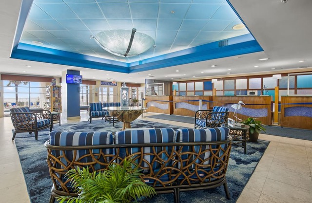 6th floor oceanfront condo w/ central AC, balcony, WiFi, shared pool/hot tub